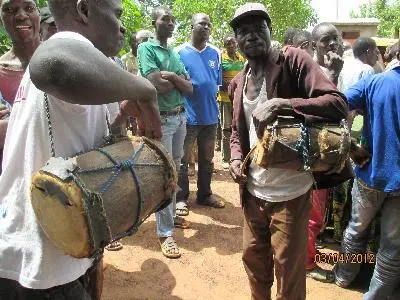 Les batteurs de tam-tam traditionel-400.jpg